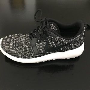 Nike Roche Women’s Running shoe